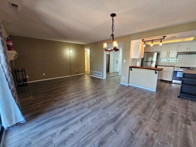 Foto del edificio - Charming 2-Bedroom Condo in Rockrimmon – C...