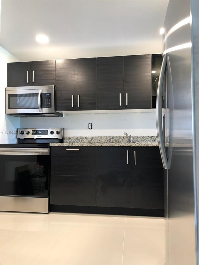 Building Photo - 8879A Fontainebleau Blvd