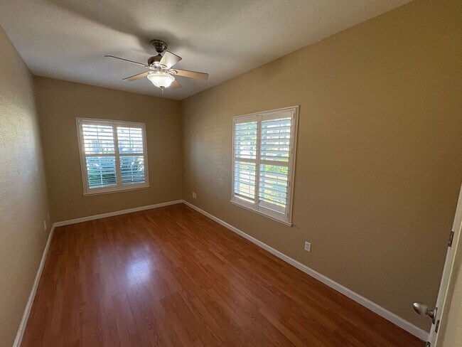Building Photo - NW Visalia home with Solar Available Now!