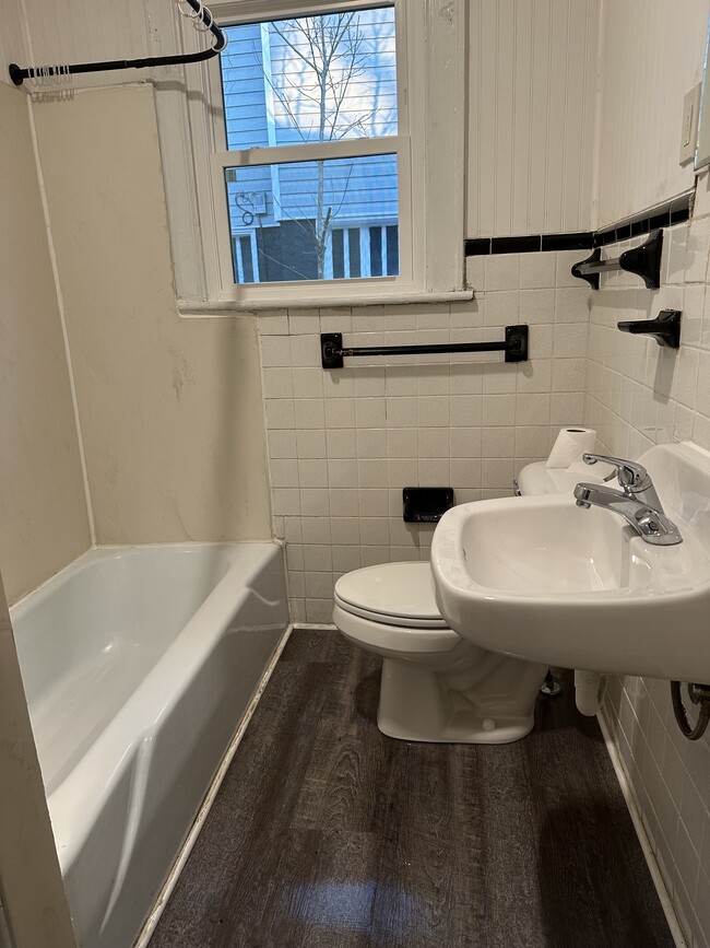 middle bath - 2212 Allin St