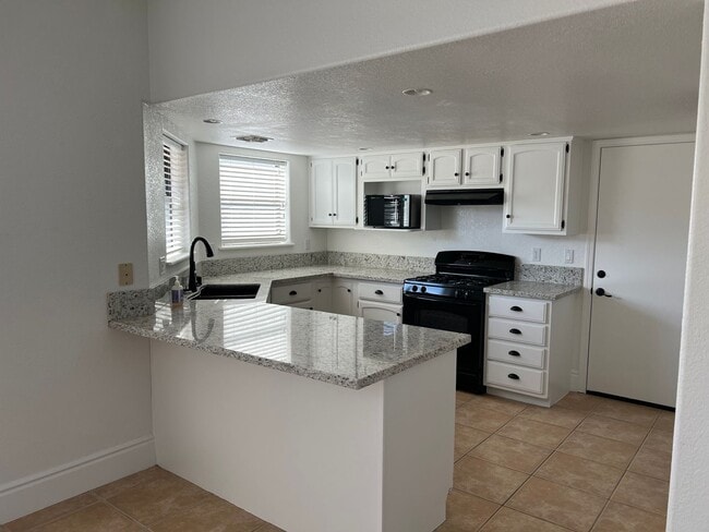 Building Photo - Newly Remodeled 3 Bedroom Home in Fort Mohave 1st Month's Rent Free