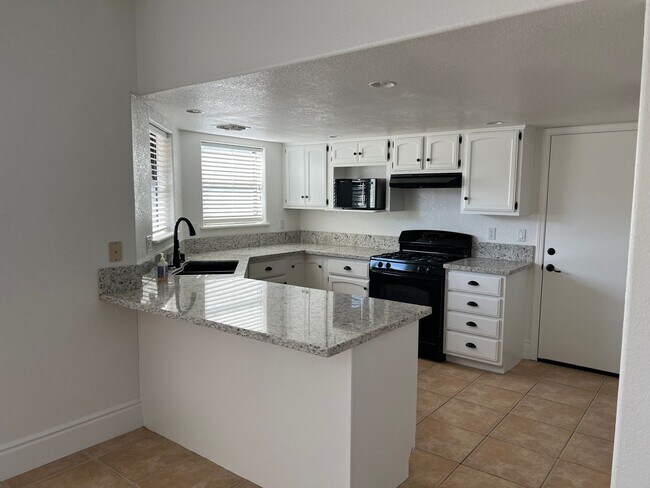 Foto del edificio - Newly Remodeled 3 Bedroom Home in Fort Mohave 1st Month's Rent Free