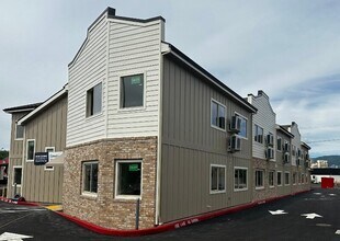 Building Photo - 1935 W Table Rock Rd