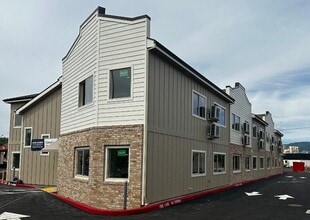 Building Photo - 1935 W Table Rock Rd