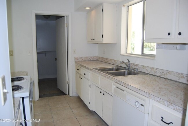 Building Photo - 718 Badger Dr NE