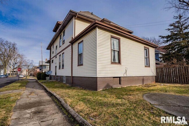 Building Photo - 1532 W Barker Ave