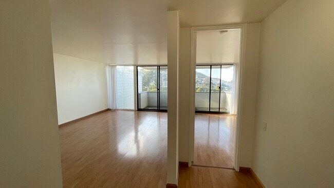Sala de estar (izquierda) y dormitorio principal (derecha) - 5074 Diamond Heights Blvd
