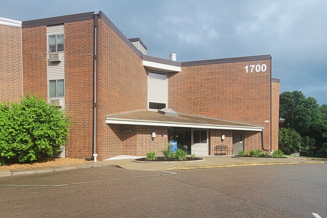 Top floor condo in excellent location - 1700 Four Oaks Rd