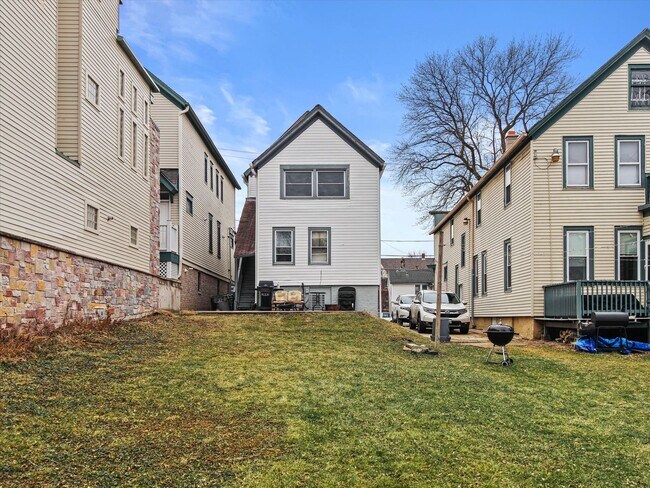 Foto del edificio - Updated 3 Bed / 1 Bath Duplex — Lower East...