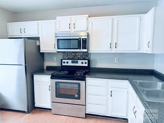 Foto del edificio - 6425 Windsor Gate Ln