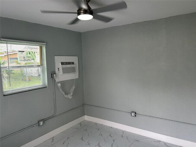 Foto del edificio - 4340 SW 24th St