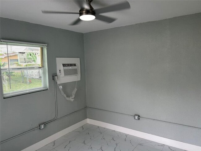 Building Photo - 4340 SW 24th St