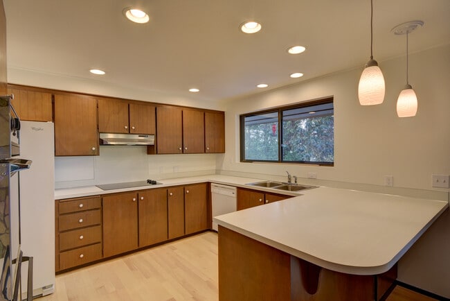 Foto del edificio - 2 Bed+ 2 Bath Home With Water View