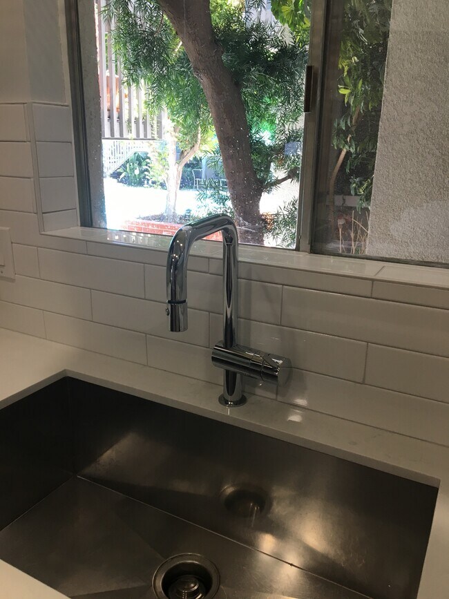 Vista a la piscina desde la cocina. - 5300 Fairview Blvd