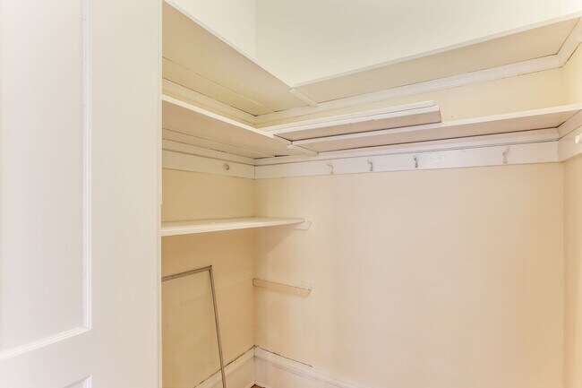 Foto del edificio - Stunning oversized 2 Bed/2Bath Condo in Cr...