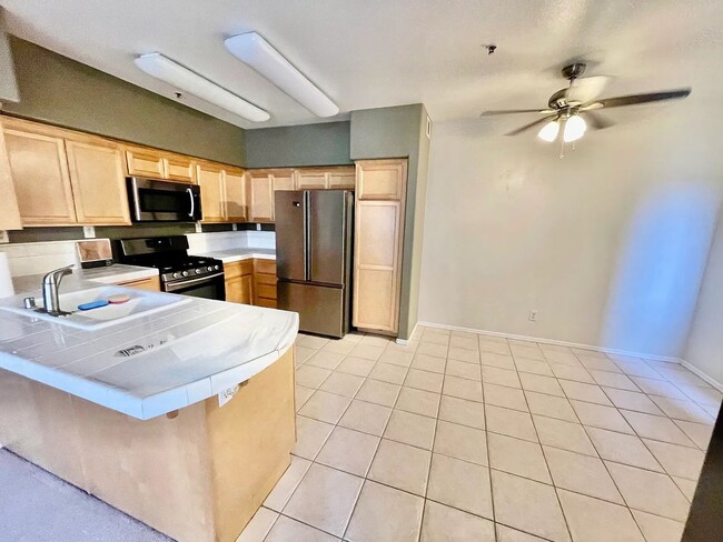 Foto del edificio - 310 E McCoy Ln