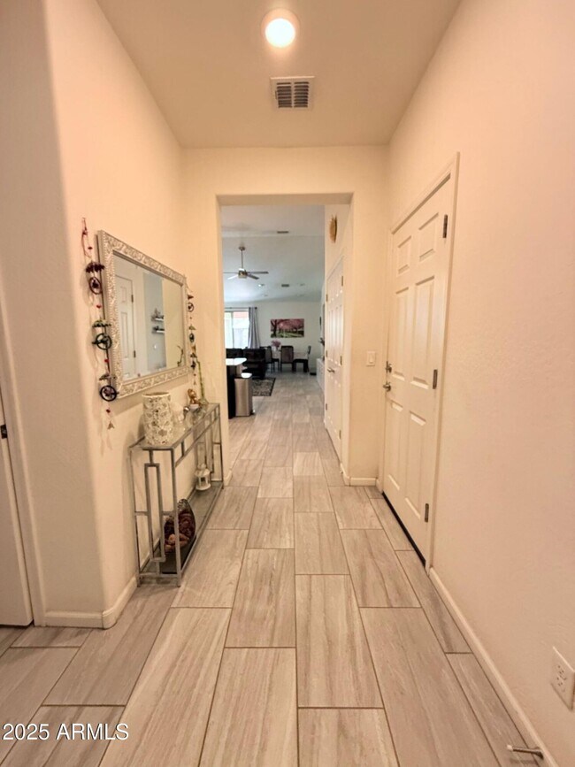 Foto del edificio - 5361 W Desert Hollow Dr
