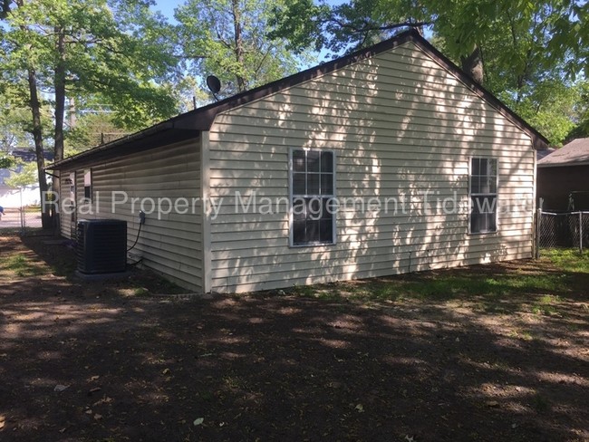 Building Photo - 657 S Rosemont Rd