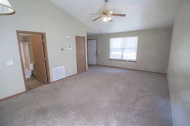 Building Photo - 637 Country Squire Ct