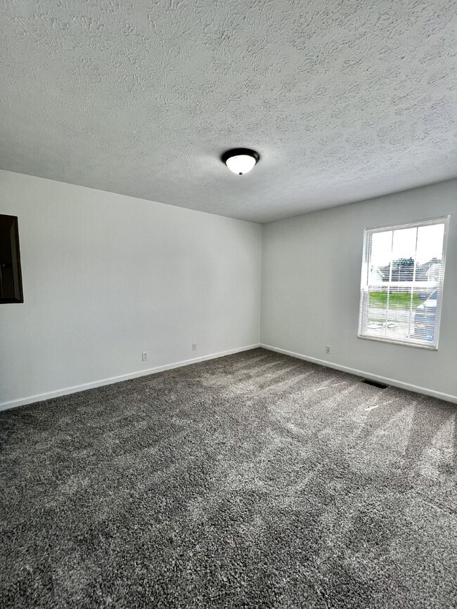 Building Photo - "Charming 3-Bedroom Home with 2 Full Baths...