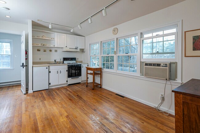 Building Photo - 607 Rosedale Rd