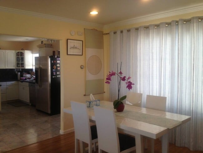 Building Photo - 499 Drake Ave