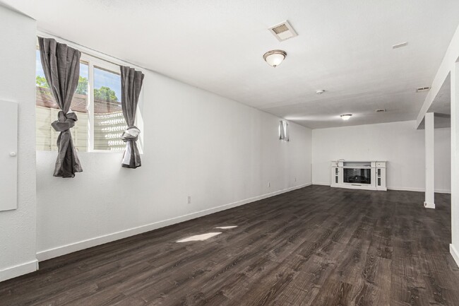 Building Photo - Stunning 1-bedroom, 1-bathroom garden leve...