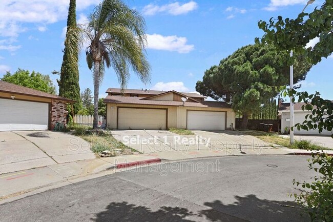 Building Photo - 1730 Linden Pl