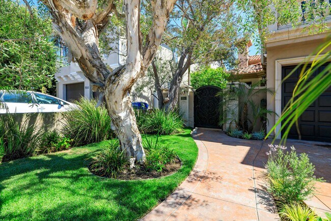 Foto del edificio - 1554 Mathews Ave