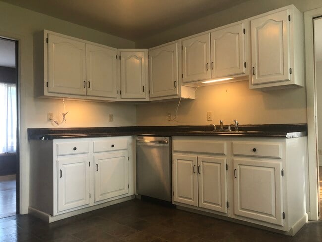 Kichen with dishwasher and dispo - 955 Meadowbrook Dr