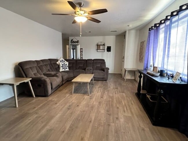 Building Photo - Furnished 3 BR Vacation Rental Includes utilities Near Target Center/Golf/Hwy 95