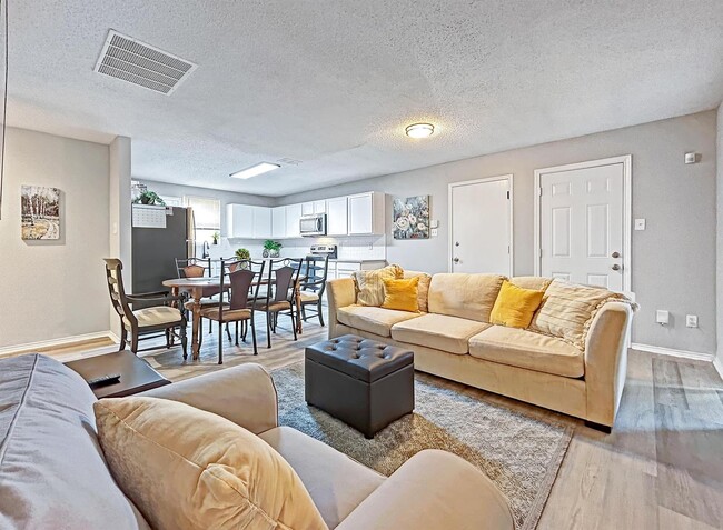 Photo - 1532 Golden Grass Dr House