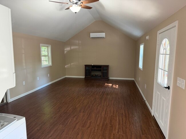 Building Photo - 420 Paradise Rd