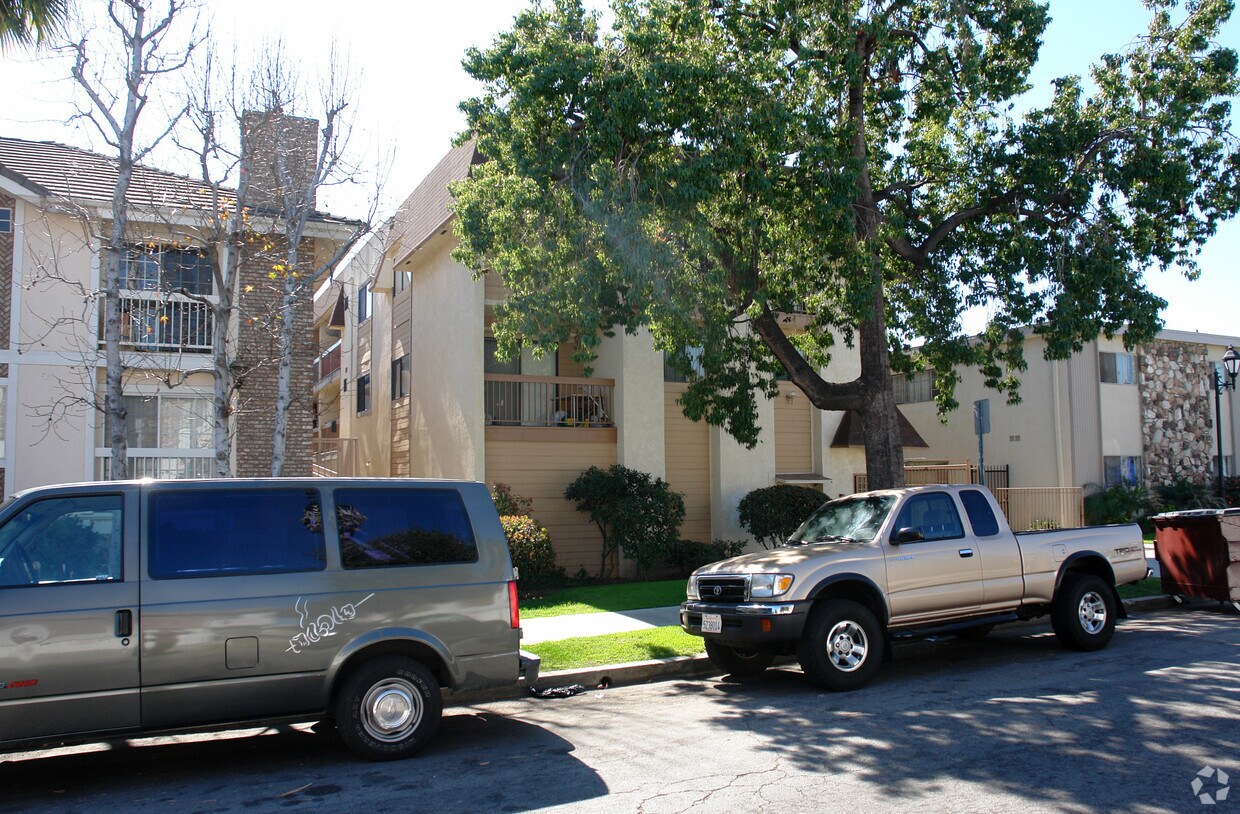 Building Photo - 1120 E Elk Ave