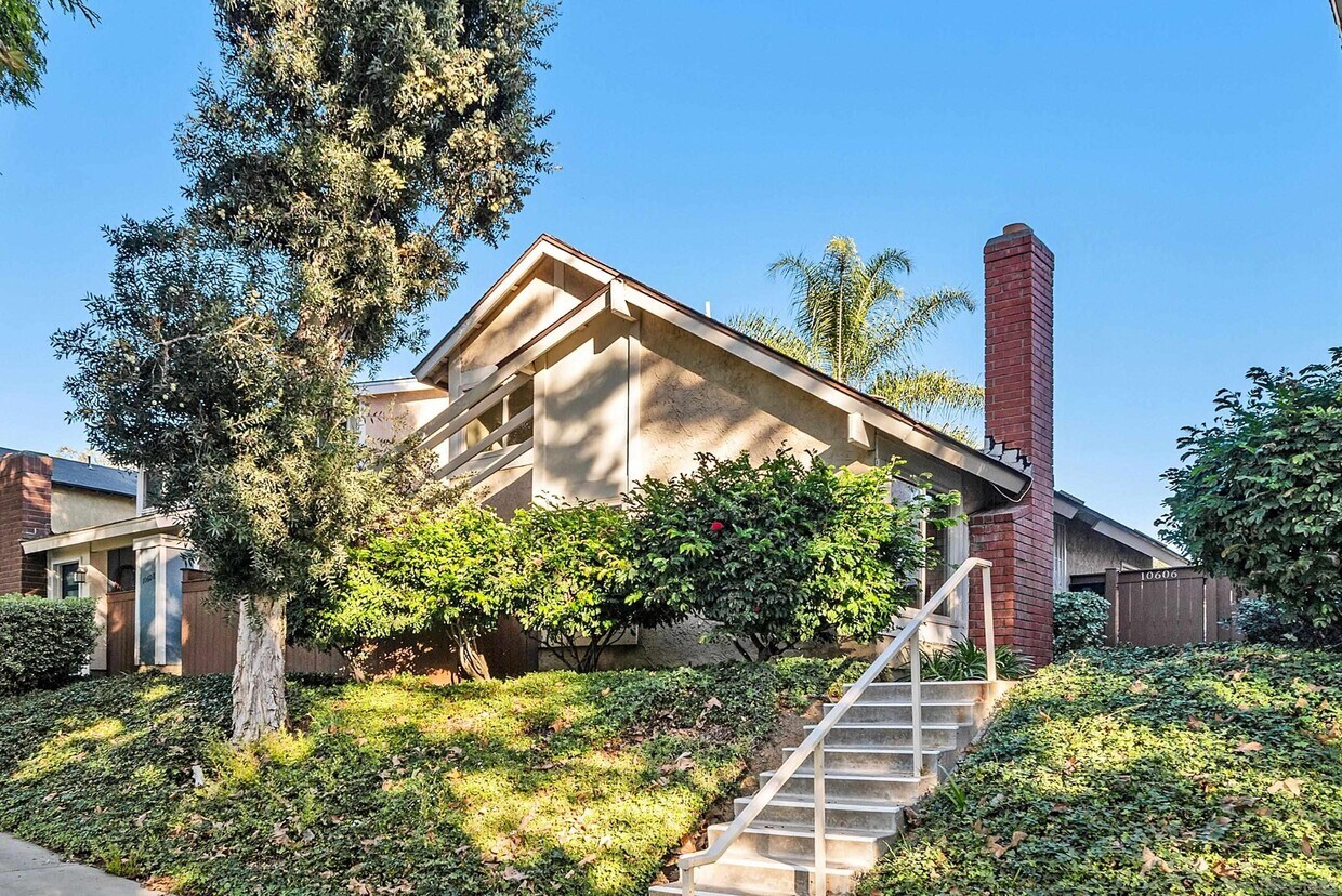 Primary Photo - 10606 Esmeraldas Dr