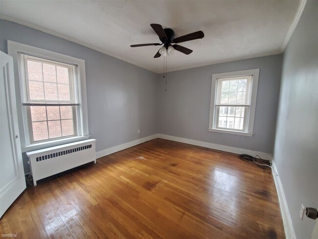 Building Photo - 1 br, 1 bath  - 831 Elm St B2