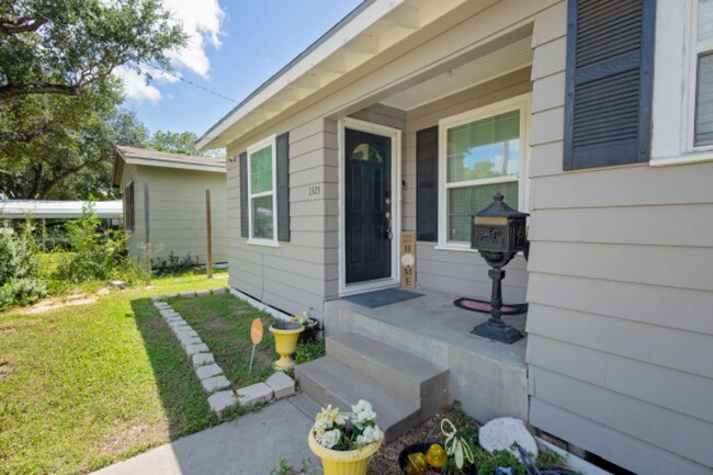 Foto del edificio - 1325 Ray Dr