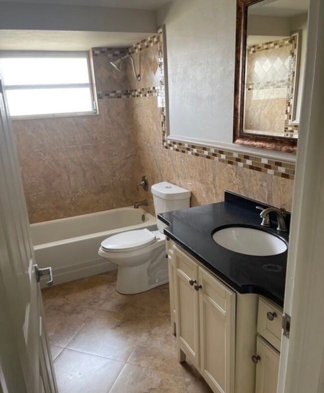 Main bathroom - 5252 Mosaic Dr