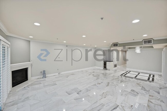 Building Photo - Unit 304