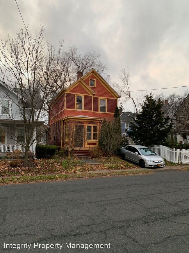 Building Photo - 3 br, 1.5 bath House - 81 Pine Street