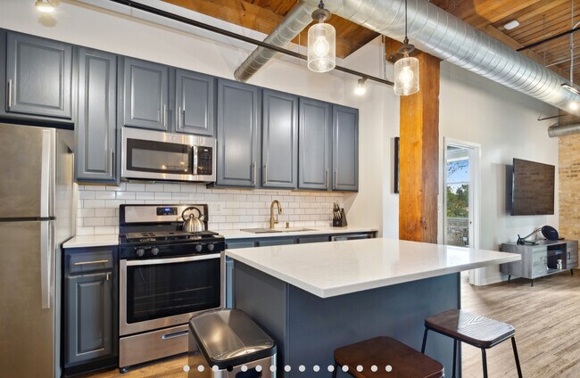 Foto del edificio - 1740 N Maplewood Ave