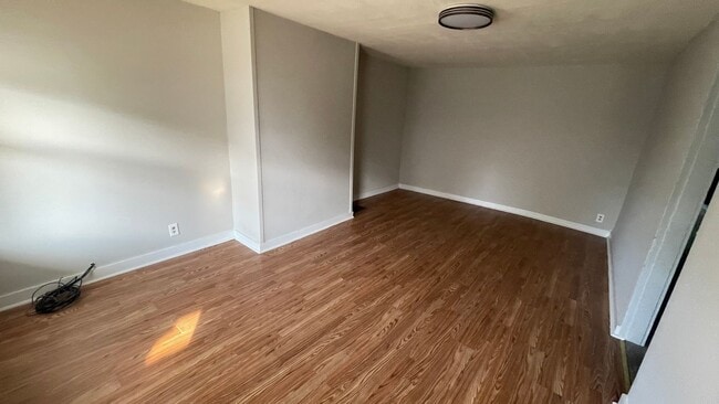Building Photo - 3 Bed 1 Bath Home