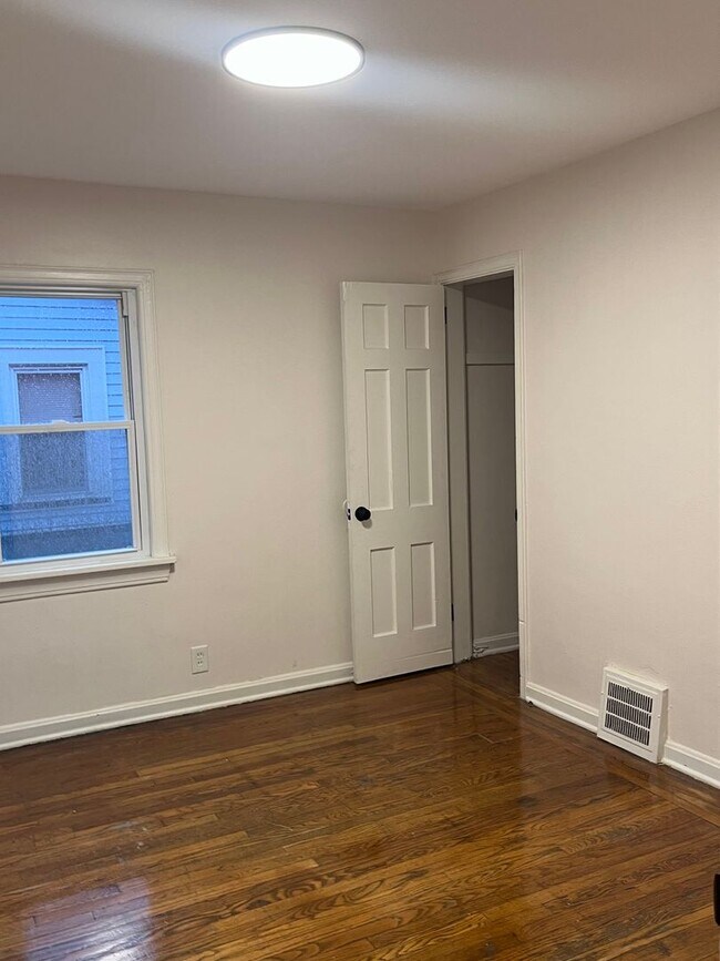 Foto del edificio - Charming 2-Bedroom Upper Unit – Spacious Living