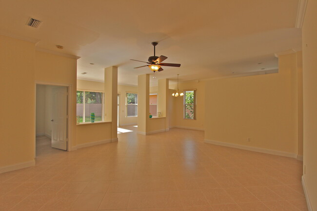 Building Photo - 200 S Hampton Dr