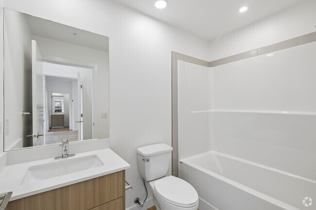 2BD, 2BA - 660SF - 1st Bathroom - Luma