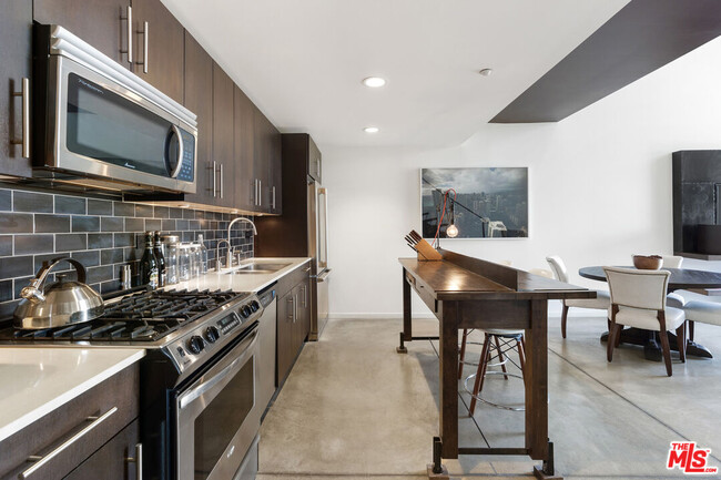 Foto del edificio - 4111 W Sunset Blvd