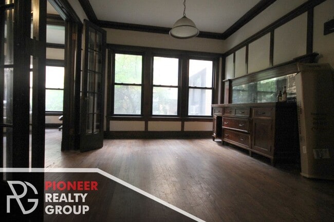 Building Photo - 2426 N Sawyer Ave