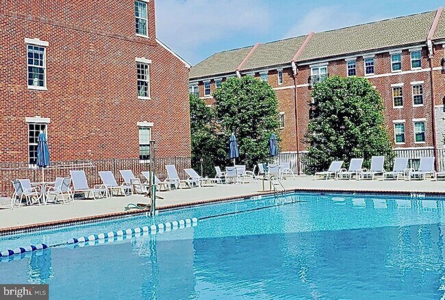 Building Photo - 800 Admirals Way