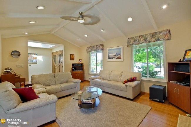 Building Photo - 10827 Linda Vista Dr