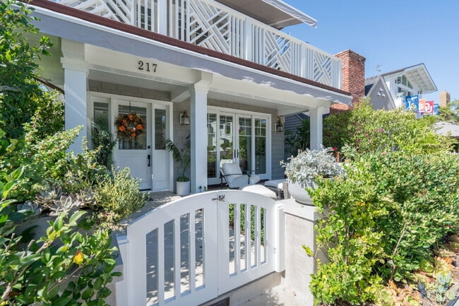 Foto del edificio - California Coastal Awaits: Luxurious Custom 3-Bedroom Home with Marble Touches on Balboa Island